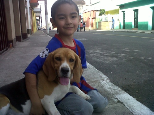 un niño con su beagle-Dinky-Guatemala