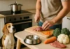 Un dueño prepara comida casera para su perro beagle.