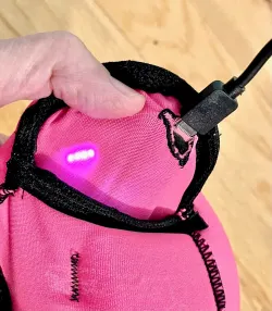 Detalle del gorro Pawnix, con el módulo de electrónica oculto entre la tela.