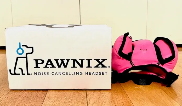 Un ejemplar de color rosa del gorro Pawnix, junto a su caja.